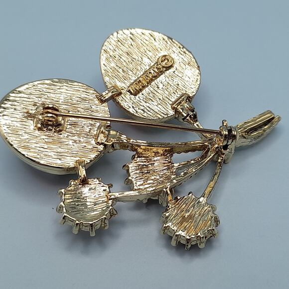 Vintage Sarah Coventry Strawberry Festival 1966 Brooch Luminous Red Strawberries - Picture 8 of 10